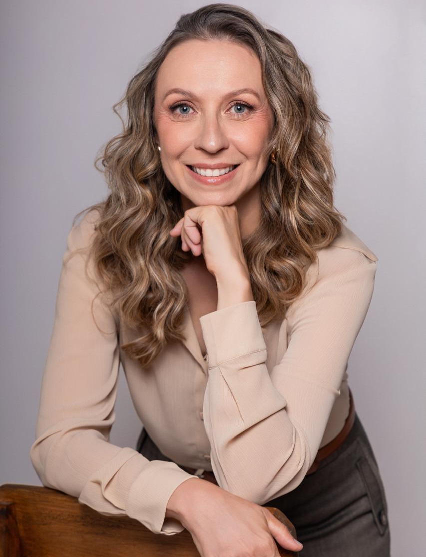 Foto de Dra. Valéria Pizzuto — Protesista & Especializando em DTM e Dor Orofacial — Vivare Odontologia, Fernandópolis SP